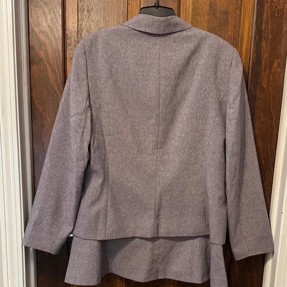 Le Suit Professional Two Piece Suit in Lavender - Picture 3 of 5